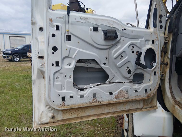 image for item DU3118 2000 Ford F750 digger derrick truck