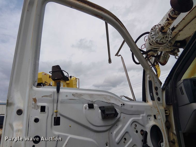 image for item DU3118 2000 Ford F750 digger derrick truck