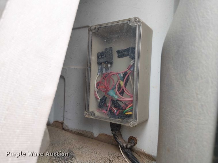 image for item DU3118 2000 Ford F750 digger derrick truck