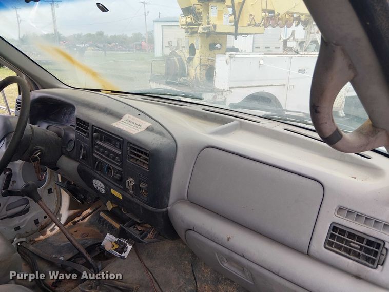 image for item DU3118 2000 Ford F750 digger derrick truck