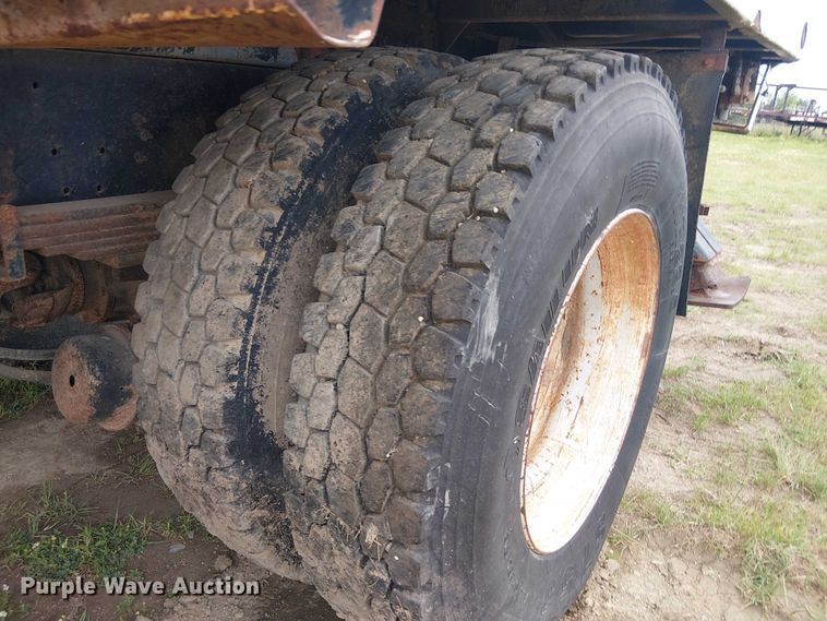 image for item DU3118 2000 Ford F750 digger derrick truck