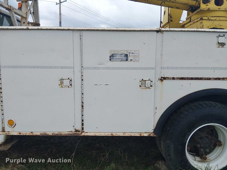 image for item DU3119 1988 Ford F800 digger derrick truck