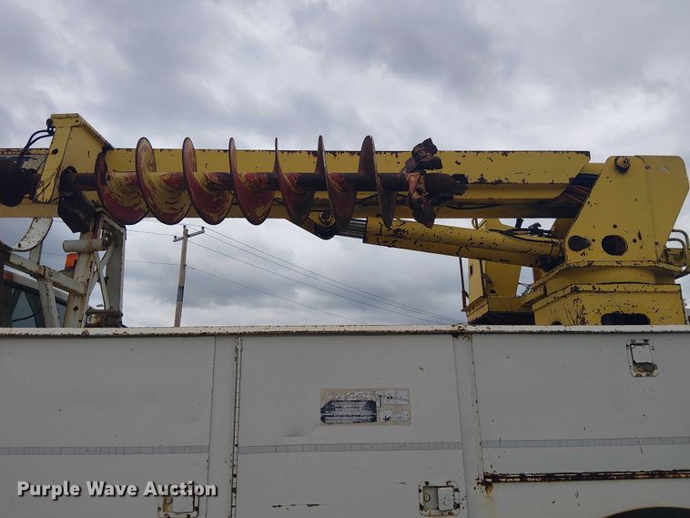 image for item DU3119 1988 Ford F800 digger derrick truck