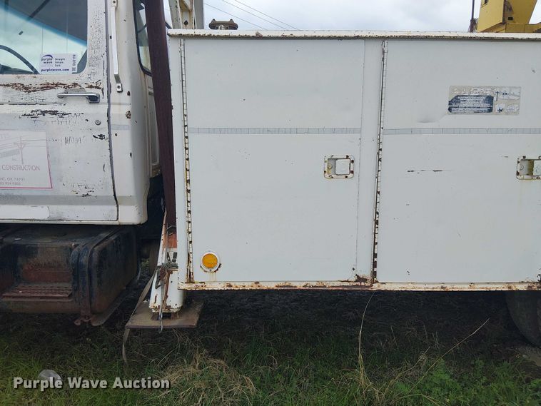 image for item DU3119 1988 Ford F800 digger derrick truck