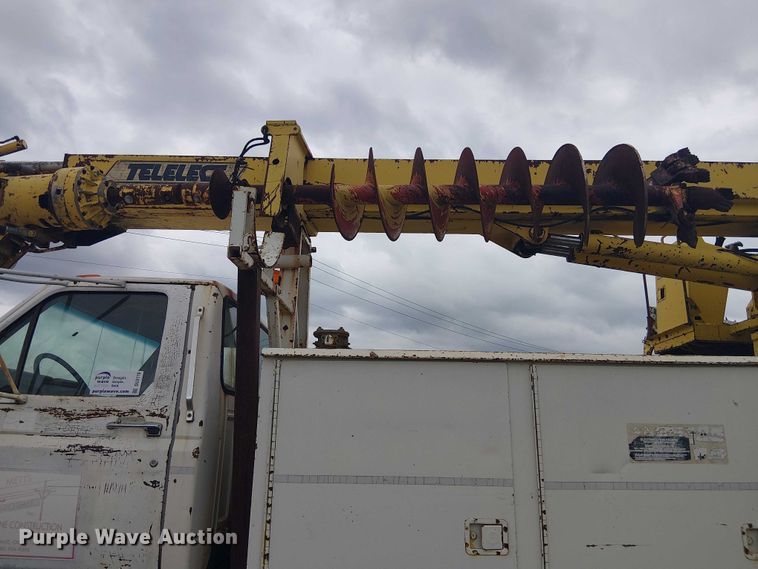 image for item DU3119 1988 Ford F800 digger derrick truck