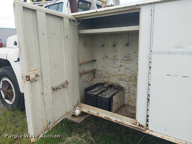 image for item DU3119 1988 Ford F800 digger derrick truck