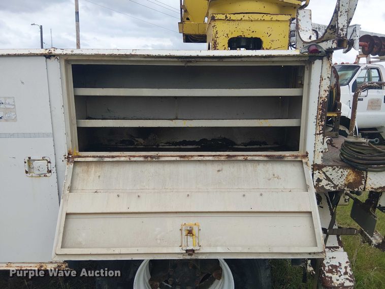 image for item DU3119 1988 Ford F800 digger derrick truck