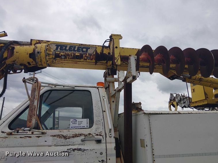 image for item DU3119 1988 Ford F800 digger derrick truck