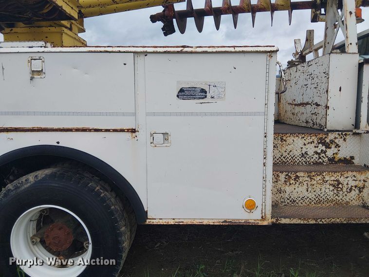 image for item DU3119 1988 Ford F800 digger derrick truck