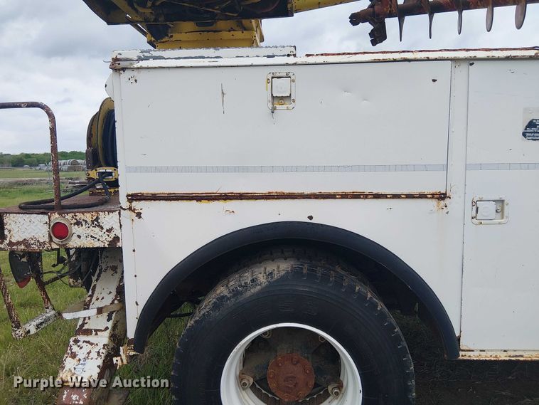 image for item DU3119 1988 Ford F800 digger derrick truck