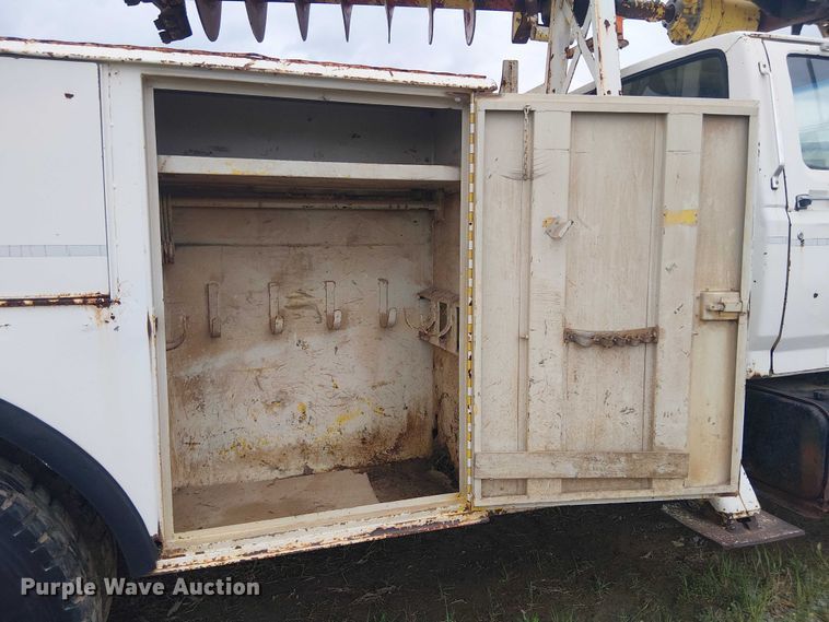 image for item DU3119 1988 Ford F800 digger derrick truck