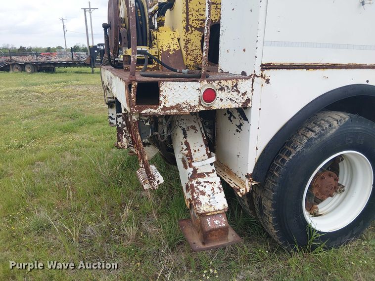 image for item DU3119 1988 Ford F800 digger derrick truck