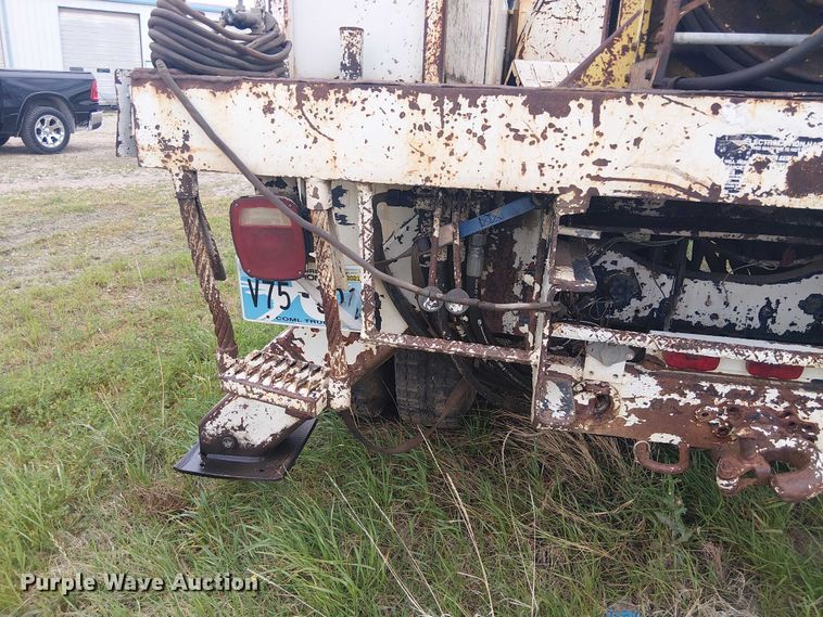 image for item DU3119 1988 Ford F800 digger derrick truck