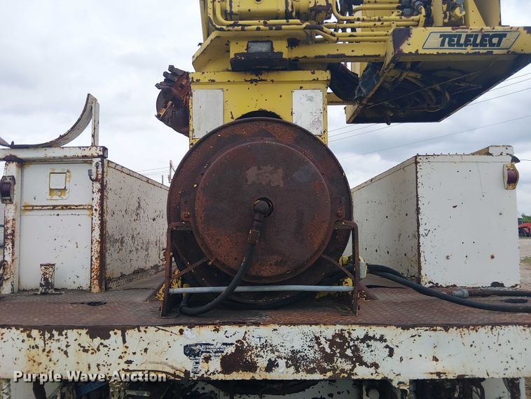 image for item DU3119 1988 Ford F800 digger derrick truck