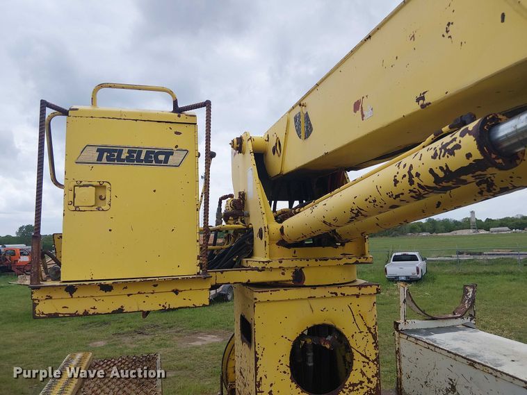 image for item DU3119 1988 Ford F800 digger derrick truck