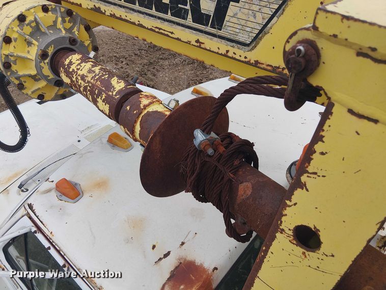 image for item DU3119 1988 Ford F800 digger derrick truck