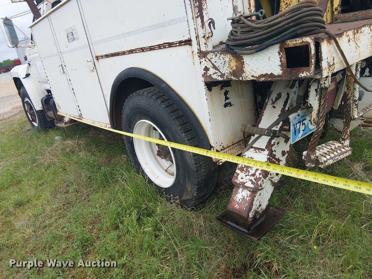 image for item DU3119 1988 Ford F800 digger derrick truck