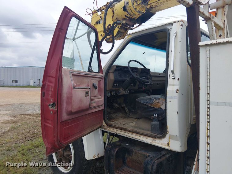 image for item DU3119 1988 Ford F800 digger derrick truck