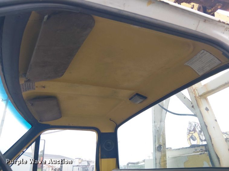 image for item DU3119 1988 Ford F800 digger derrick truck