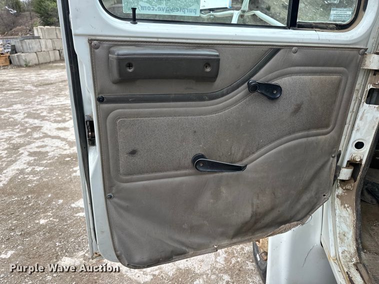 image for item DV0888 2001 International 4700 