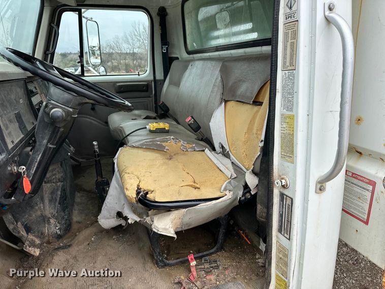 image for item DV0888 2001 International 4700 