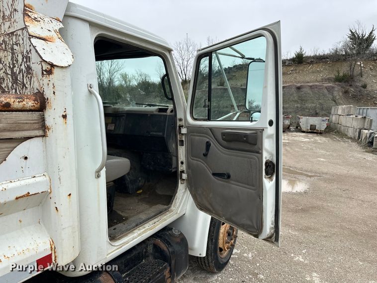 image for item DV0888 2001 International 4700 