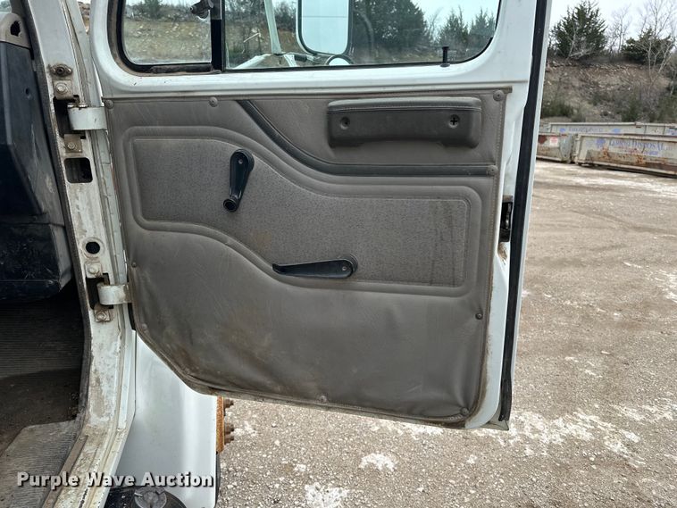 image for item DV0888 2001 International 4700 