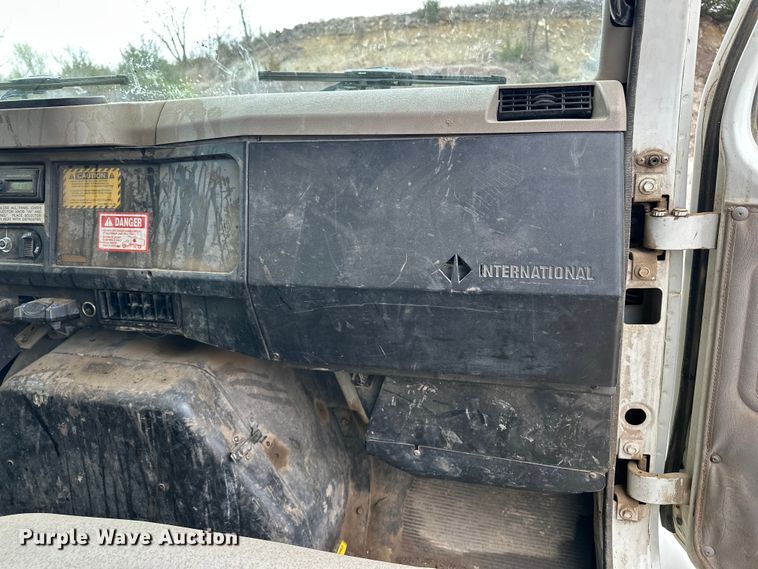 image for item DV0888 2001 International 4700 