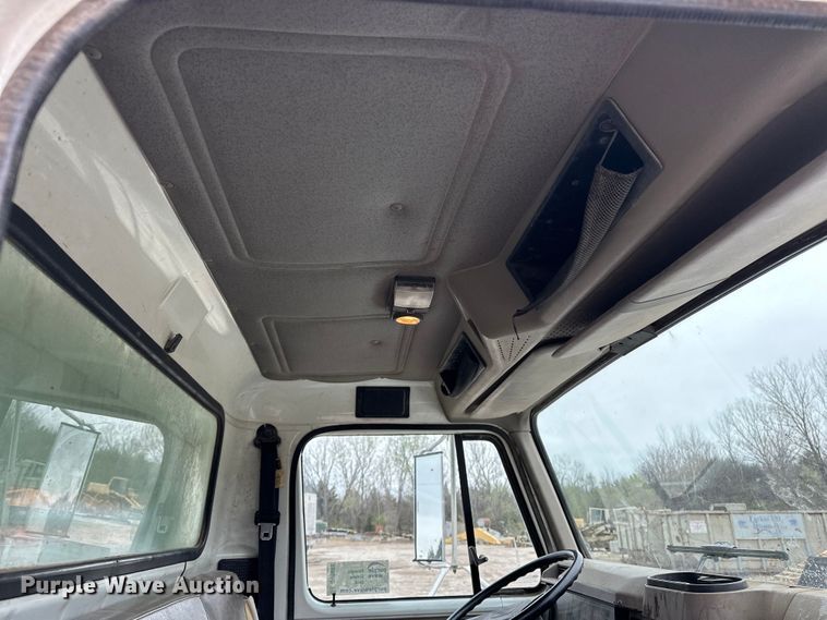 image for item DV0888 2001 International 4700 