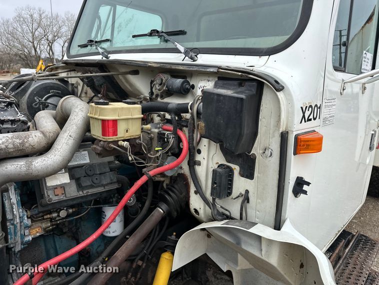 image for item DV0888 2001 International 4700 