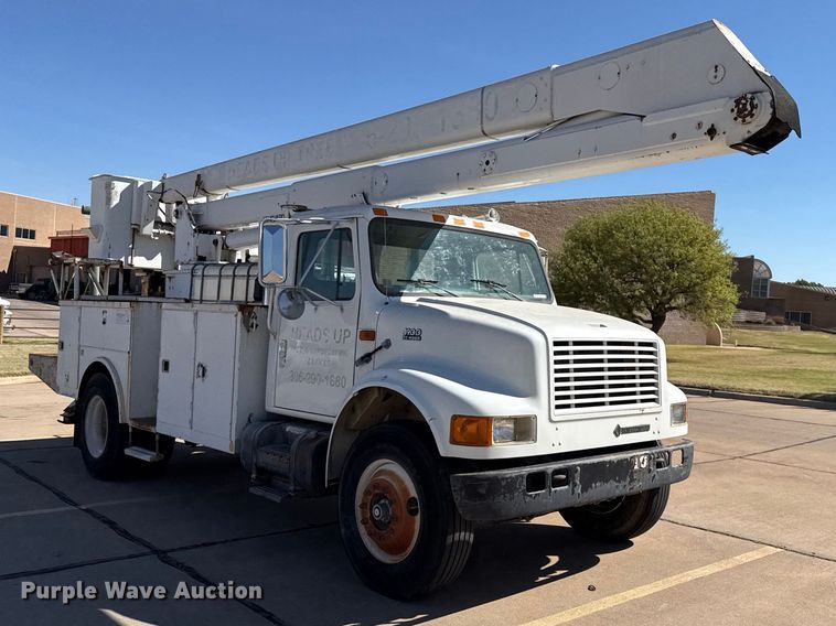 image for item DZ5422 2000 International 4900 bucket truck