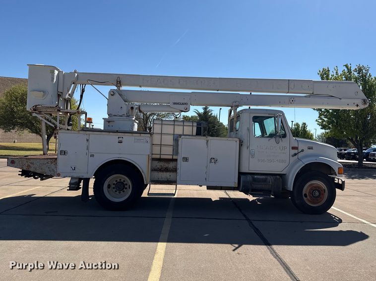 image for item DZ5422 2000 International 4900 bucket truck