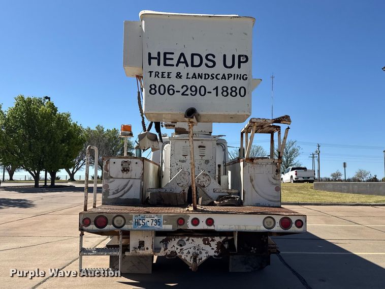 image for item DZ5422 2000 International 4900 bucket truck