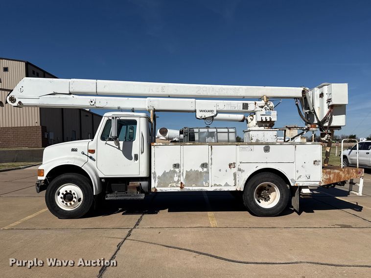 image for item DZ5422 2000 International 4900 bucket truck