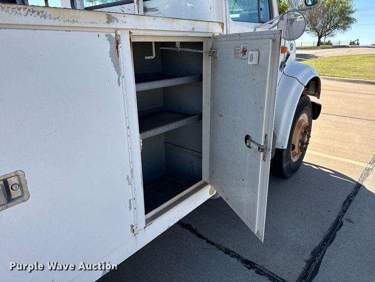 image for item DZ5422 2000 International 4900 bucket truck