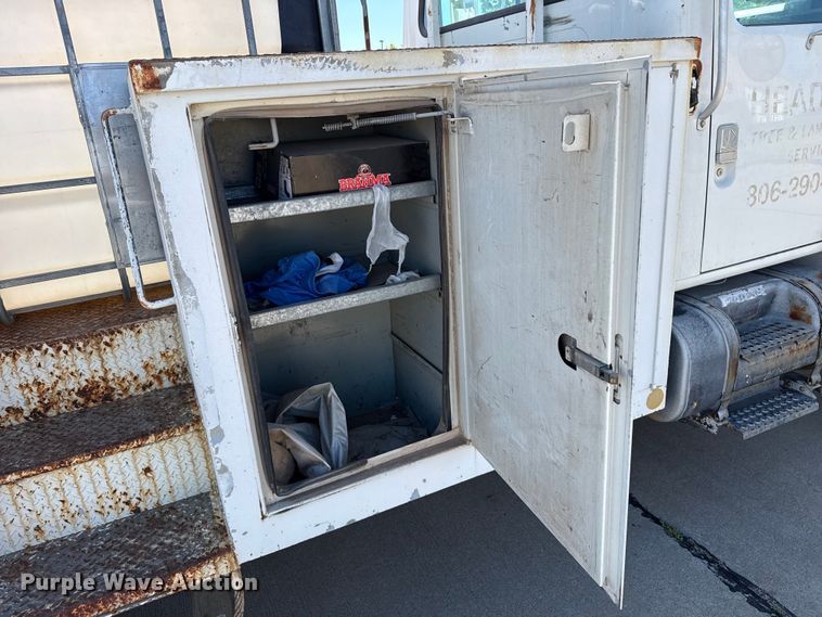 image for item DZ5422 2000 International 4900 bucket truck