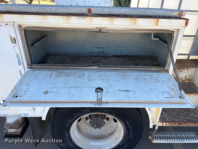 image for item DZ5422 2000 International 4900 bucket truck