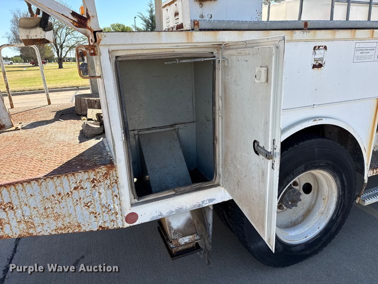 image for item DZ5422 2000 International 4900 bucket truck