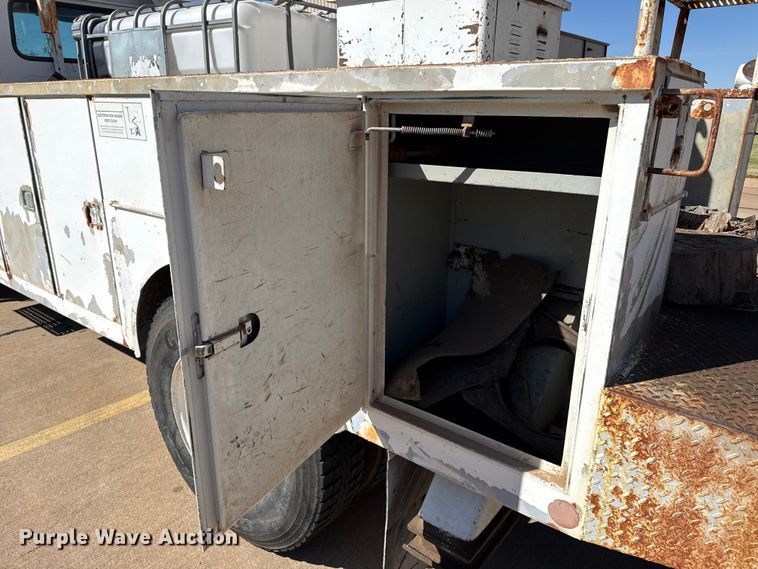 image for item DZ5422 2000 International 4900 bucket truck