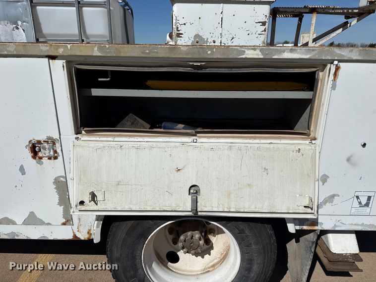 image for item DZ5422 2000 International 4900 bucket truck