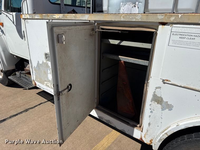 image for item DZ5422 2000 International 4900 bucket truck