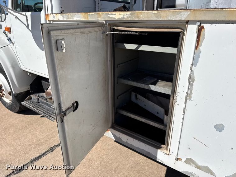 image for item DZ5422 2000 International 4900 bucket truck