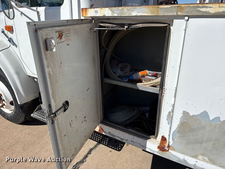 image for item DZ5422 2000 International 4900 bucket truck