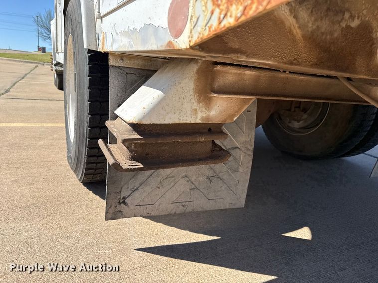 image for item DZ5422 2000 International 4900 bucket truck