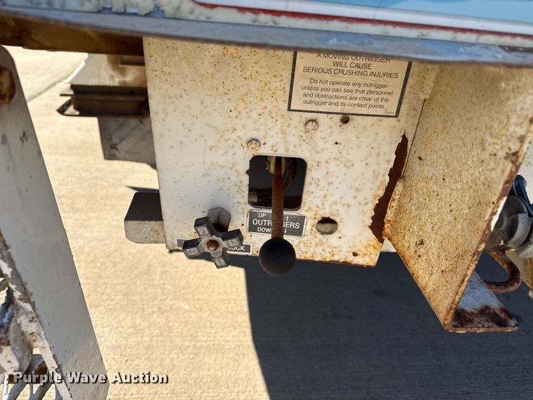 image for item DZ5422 2000 International 4900 bucket truck