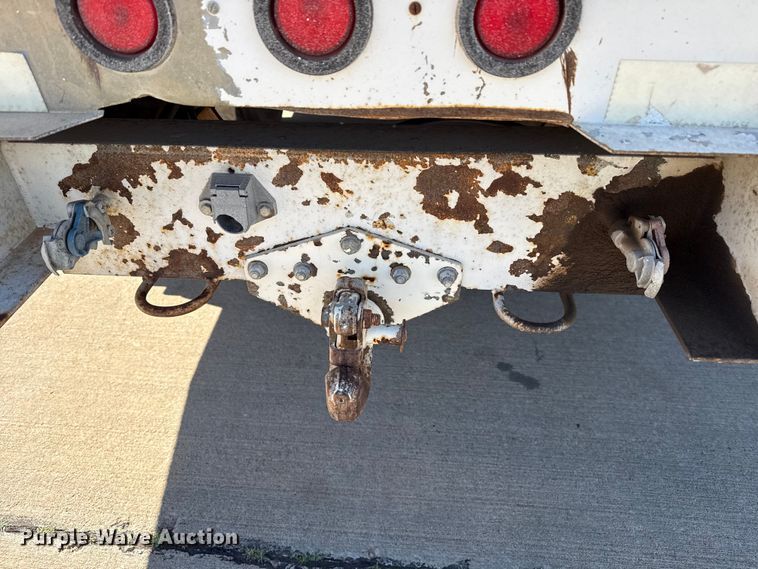 image for item DZ5422 2000 International 4900 bucket truck