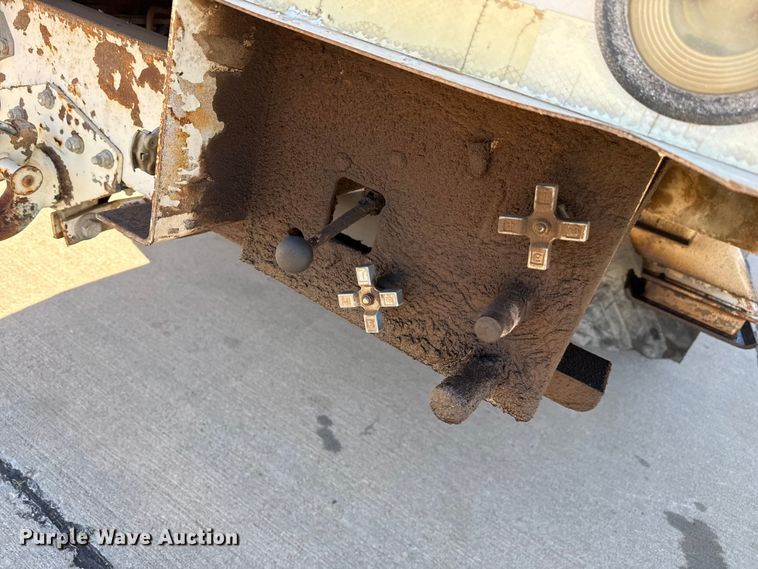 image for item DZ5422 2000 International 4900 bucket truck