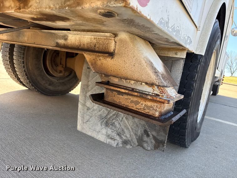 image for item DZ5422 2000 International 4900 bucket truck