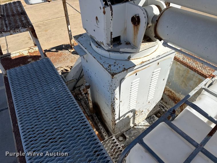 image for item DZ5422 2000 International 4900 bucket truck