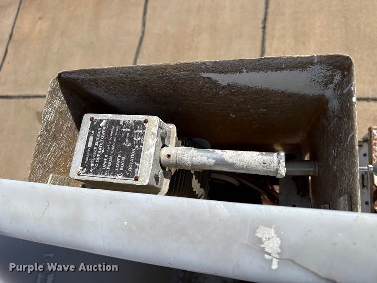 image for item DZ5422 2000 International 4900 bucket truck